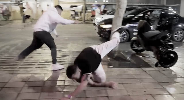 SLUM FIGHTS E198