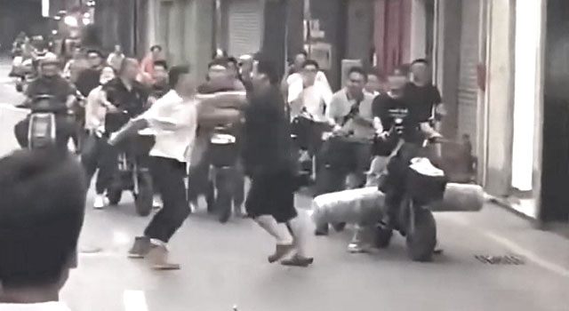 SLUM FIGHTS E242