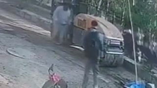 Indian road roller supervisor