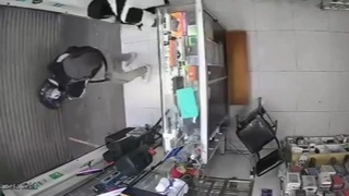 Quick-thinking saleswoman prevents robbery